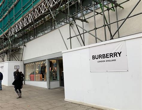 BURBERRY FACTORY SHOP .